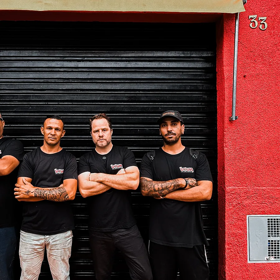 Equipe da VIVA na frente da sede
