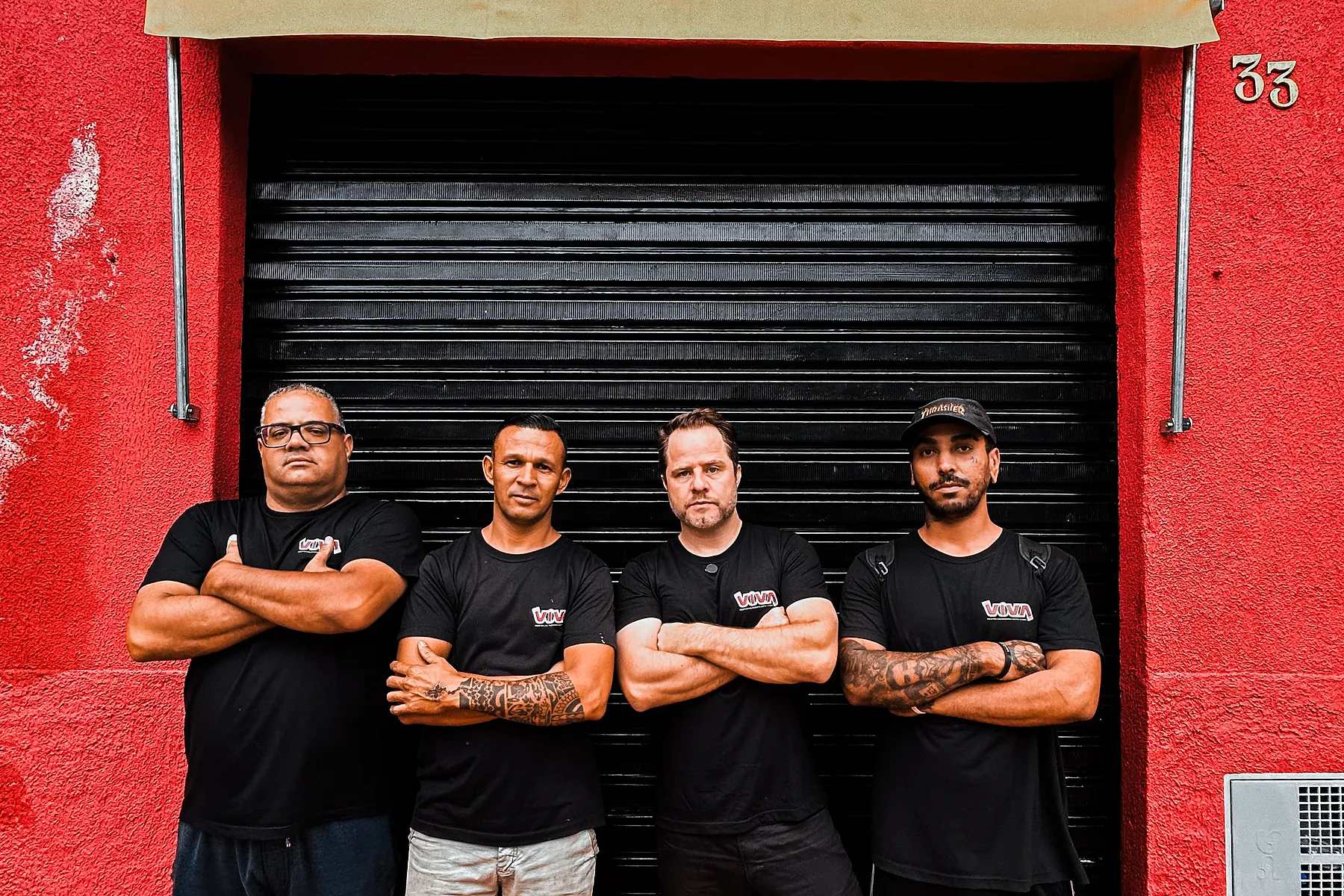 Equipe da VIVA na frente da sede