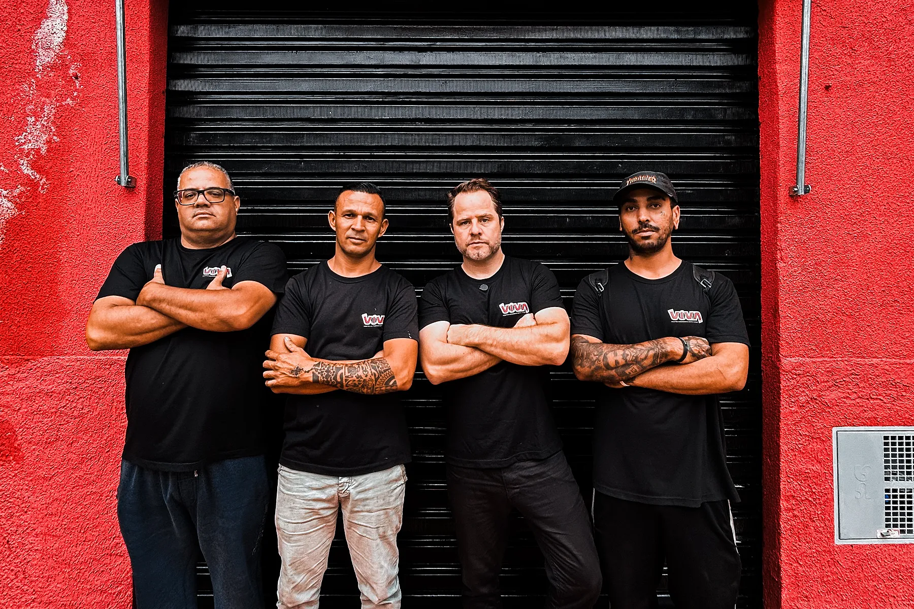 A equipe da VIVA na porta da loja, de braços cruzados