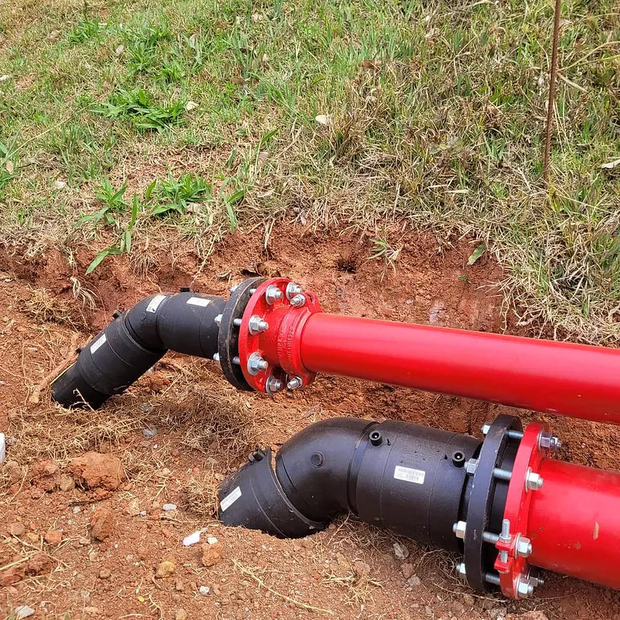 Tubulação da rede de hidrantes assentada em vala