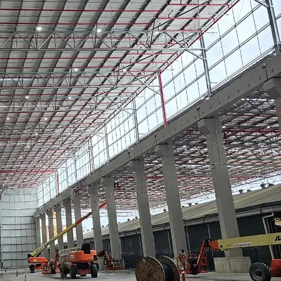 Galpão industrial com a rede de combate a incêndio executada