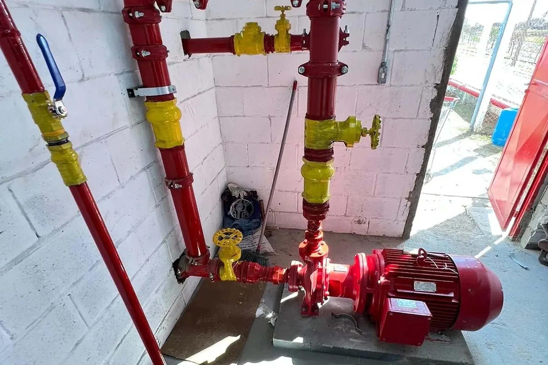 Conjunto motobomba de incêndio instalado na casa de bombas