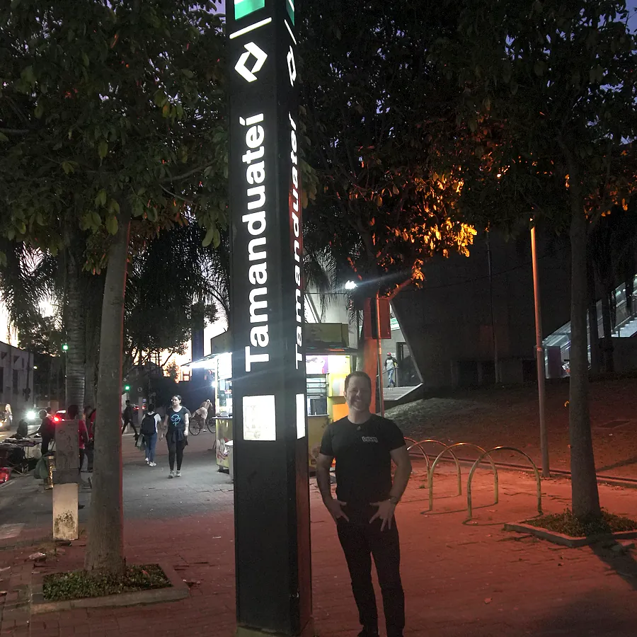 Engenheiro da VIVA na entrada da estação Tamanduateí do Metrô, à noite