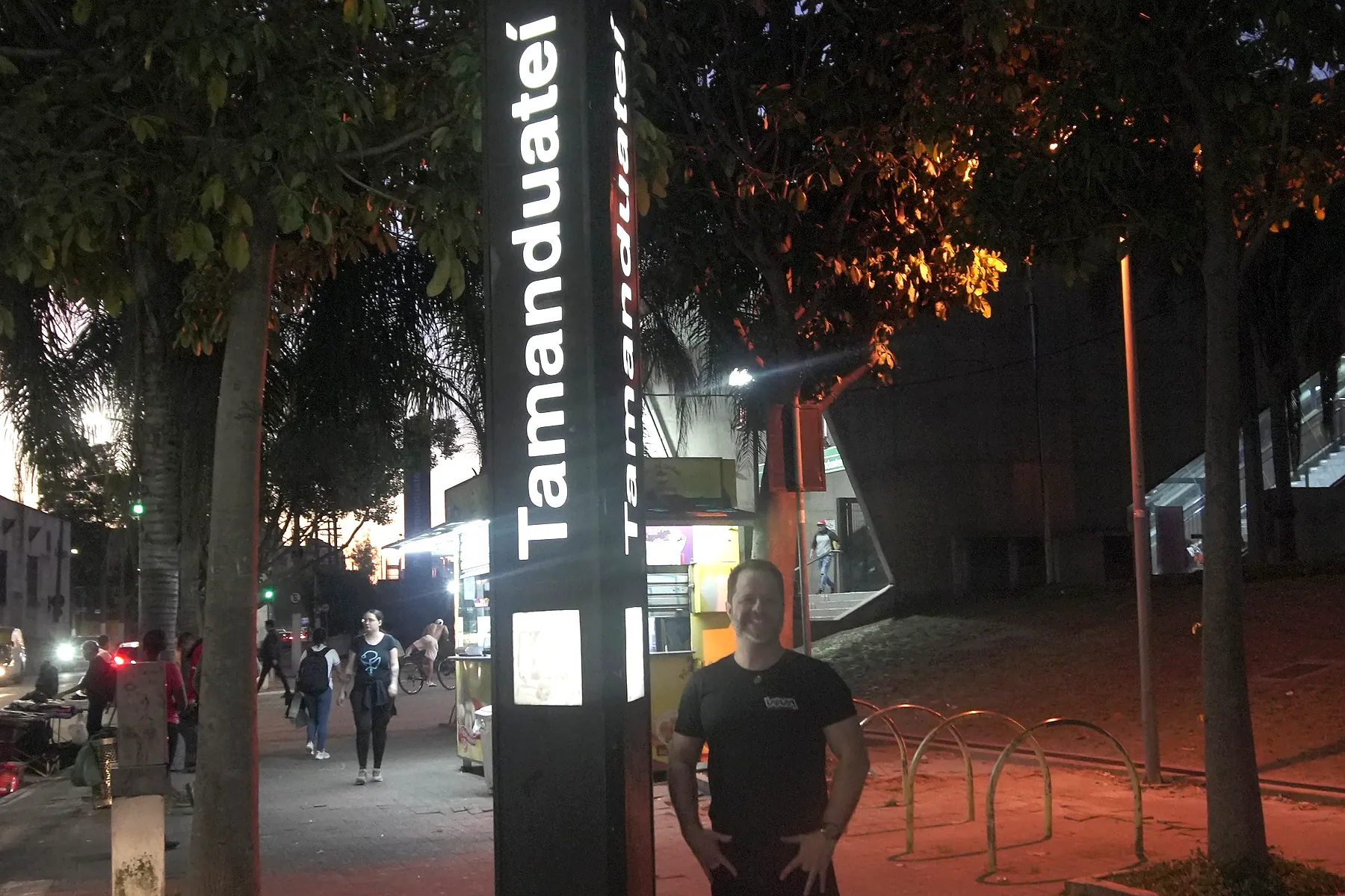 Engenheiro da VIVA na entrada da estação Tamanduateí do Metrô, à noite