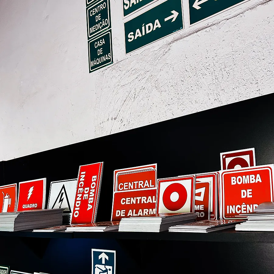 Placas de sinalização de emergência na loja da VIVA