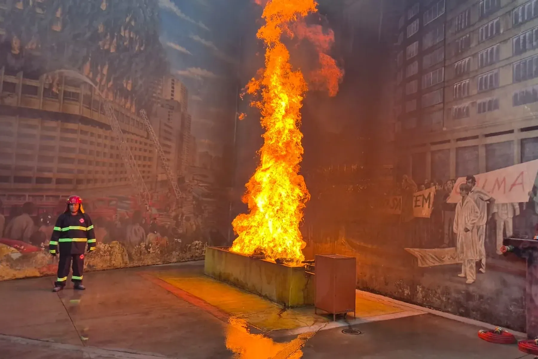 Prática de combate a incêndio com fogo real