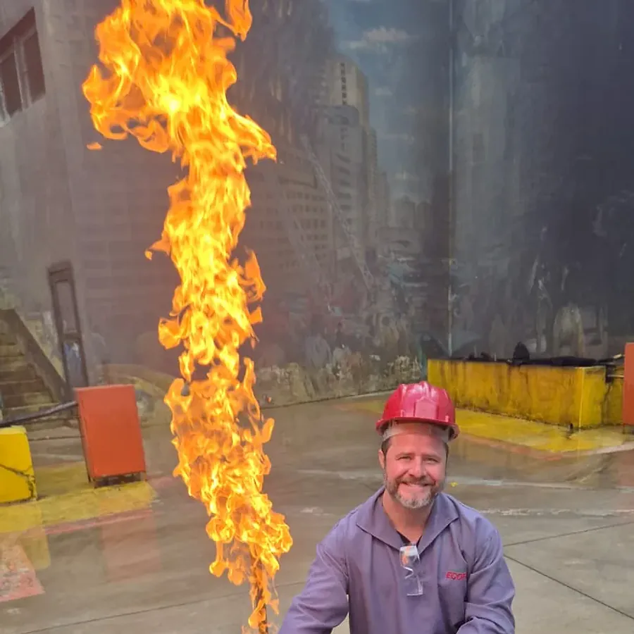 Prática de extinção de princípio de incêndio com extintor portátil