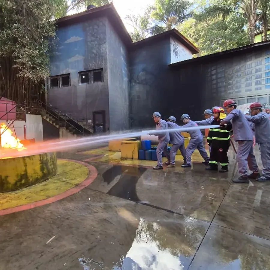 Simulação de emergência com linha de mangueira