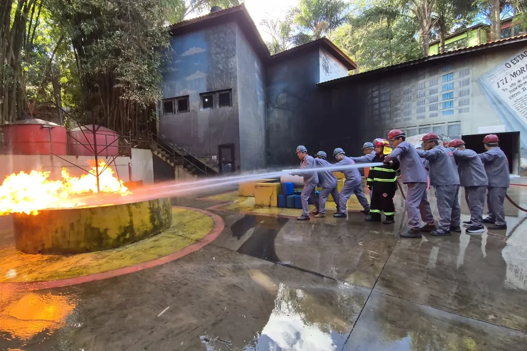 Simulação de emergência com linha de mangueira